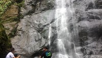 Air Terjun Tamasapi, yang berada di Dusun Tamasapi, Kelurahan Mamunyu, Kecamatan Mamuju. Air terjun dengan ketinggian sekira 75 meter ini, berjarak sekira 5 kilometer dari pusat kota. Foto: Abdy Febriady/detikcom