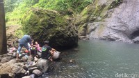 Sesampainya di kawasan objek wisata ini, mata pengunjung akan terpesona dengan keindahan Air Terjun Tamasapi yang menjulang tinggi. Keberadaan tebing berbatu berbalut rerumputan hijau, membuat Air Terjun Tamasapi terlihat lebih alami dan eksotis tentunya. Di dasar air terjun, terdapat genangan air menyerupai kolam, dengan bebatuan besar di sekitarnya. Foto: Abdy Febriady/detikcom