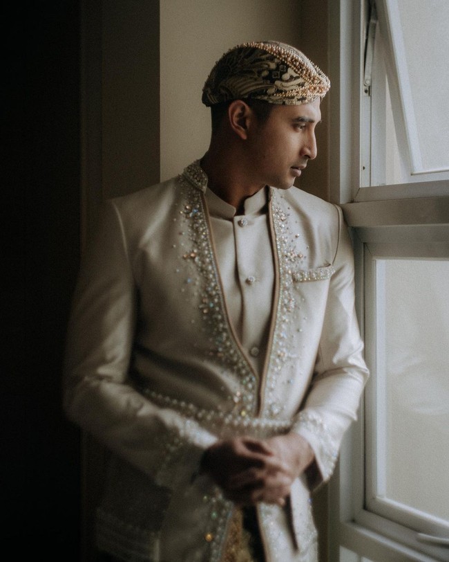 Ali Syakieb juga tampak memakai beskap yang memiliki corak senada dengan bawahan kain jarik yang dikenakannya. Bagaimana menurutmu penampilannya? Foto: Instagram/@terragraph.co