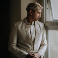 Ali Syakieb juga tampak memakai beskap yang memiliki corak senada dengan bawahan kain jarik yang dikenakannya. Bagaimana menurutmu penampilannya? Foto: Instagram/@terragraph.co