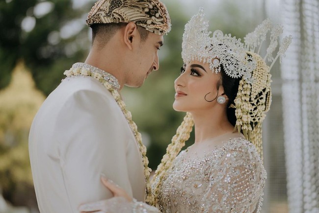 Margin dan Ali terlihat menawan dengan pakaian berwarna senada, broken white. Keduanya terlihat bahagia usai melangsungkan akad nikah. Foto: Instagram/@terragraph.co