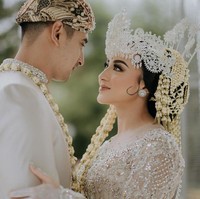 Margin dan Ali terlihat menawan dengan pakaian berwarna senada, broken white. Keduanya terlihat bahagia usai melangsungkan akad nikah. Foto: Instagram/@terragraph.co