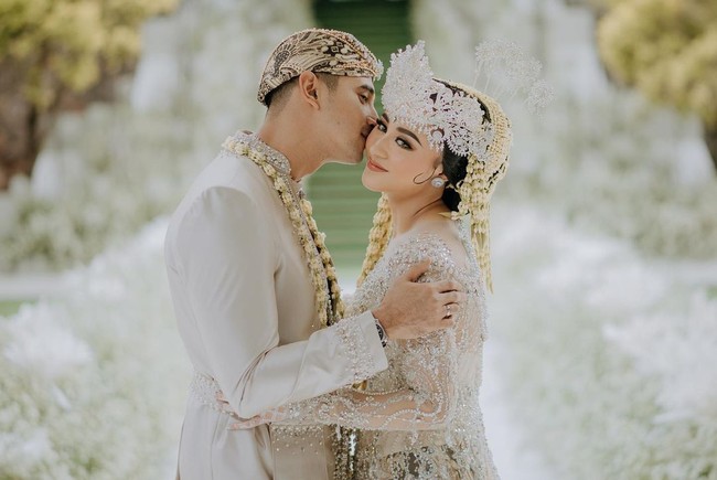 Ali dan Margin memilih adat Sunda untuk prosesi akad nikah keduanya. Hal itu dikarenakan keduanya sama-sama berasal dari Jawa Barat. Foto: Instagram/@terragraph.co