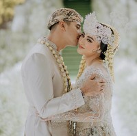 Ali dan Margin memilih adat Sunda untuk prosesi akad nikah keduanya. Hal itu dikarenakan keduanya sama-sama berasal dari Jawa Barat. Foto: Instagram/@terragraph.co