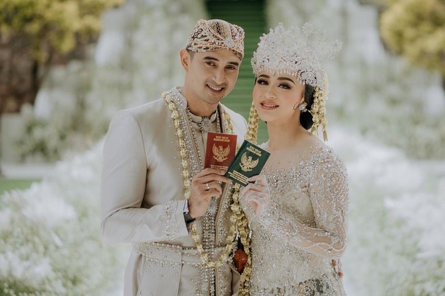 Aktris, penyanyi, dan model Margin Winaya Hermawan, yang juga dikenal sebagai Margin Wieheerm Khan menikah dengan Ali Syakieb pada 6 Februari 2021. Bennu mengaplikasikan tema riasan minimalis namun tetap glamour pada Margin.  Foto: Instagram/@terragraph.co.