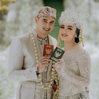 Aktris, penyanyi, dan model Margin Winaya Hermawan, yang juga dikenal sebagai Margin Wieheerm Khan menikah dengan Ali Syakieb pada 6 Februari 2021. Bennu mengaplikasikan tema riasan minimalis namun tetap glamour pada Margin.  Foto: Instagram/@terragraph.co.