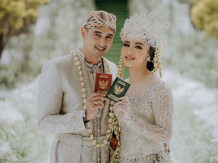 7 Gaya Ali Syakieb & Margin Wieheerm saat Akad, Menawan dengan Adat Sunda