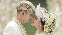 Kisah cinta mereka terbilang unik. Foto: Instagram