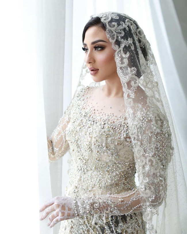 Margin tampil cantik dengan kebaya berpayet berwarna broken white. Makeup bernuansa nude yang dipilihnya juga membuat tampilannya jadi terlihat semakin cantik. Foto: Instagram/@bennusorumba