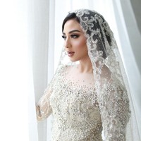 Margin tampil cantik dengan kebaya berpayet berwarna broken white. Makeup bernuansa nude yang dipilihnya juga membuat tampilannya jadi terlihat semakin cantik. Foto: Instagram/@bennusorumba