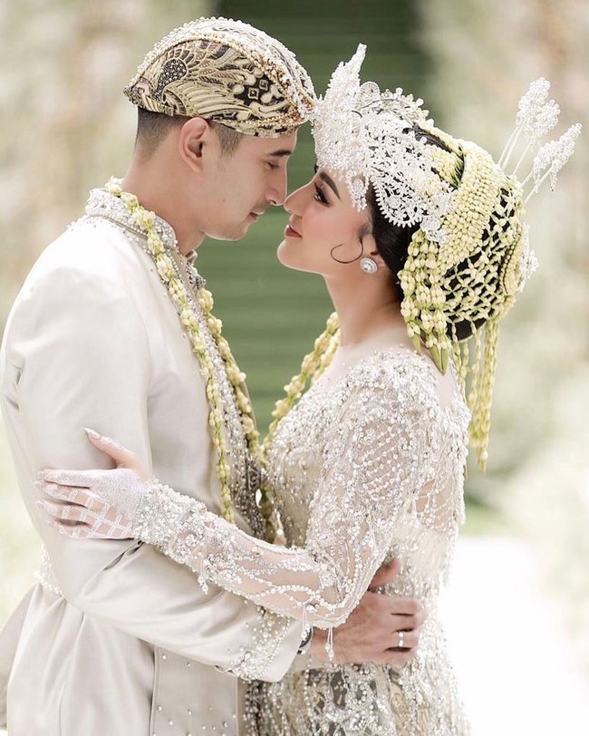 Walaupun memiliki perbedaan usia yang cukup jauh, yaitu sekitar 13 tahun, namun hal itu tidak menjadi penghalang bagi keduanya. Margin dan Ali tetap terlihat cocok bukan? Foto: Instagram/@anchawedding_