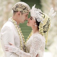 Walaupun memiliki perbedaan usia yang cukup jauh, yaitu sekitar 13 tahun, namun hal itu tidak menjadi penghalang bagi keduanya. Margin dan Ali tetap terlihat cocok bukan? Foto: Instagram/@anchawedding_