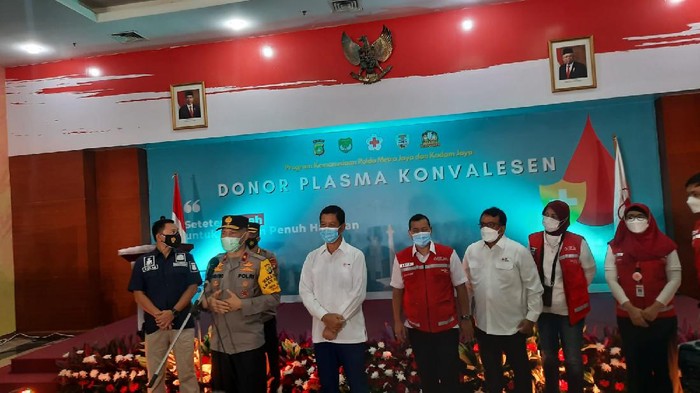 Anggota Polda Metro Penyintas COVID-19 Donor Plasma Konvalesen di PMI