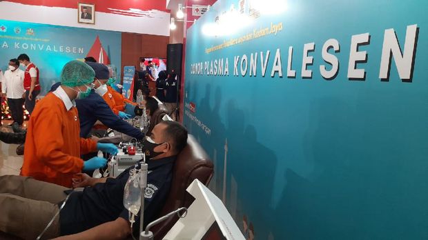 Anggota Polda Metro Penyintas COVID-19 Donor Plasma Konvalesen di PMI