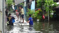 Warga di Desa Jati Wetan pun kesulitan air bersih, karena genangan banjir berwarna hitam dan berbau busuk.
