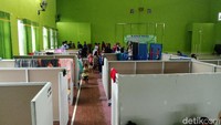 Warga yang rumahnya tergenang banjir berwarna hitam mengungsi di posko pengungsian.