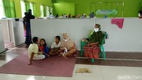Mereka memilih untuk mengungsi karena genangan air semakin tinggi. Selain itu genangan banjir yang berwarna hitam menimbulkan bau menyengat.