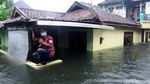 Banjir Berwarna Hitam-Berbau Busuk Rendam Kudus