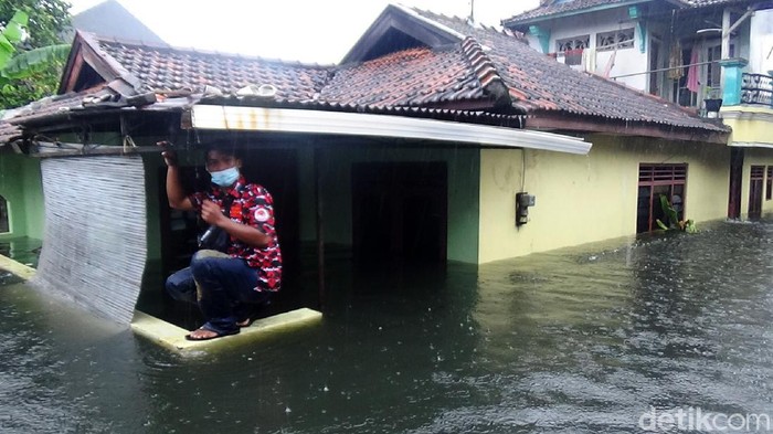 Banjir juga merendam Desa Jati Wetan, Kudus, Jawa Tengah. Banjir yang menggenangi desa tersebut berwarna hitam dan berbau busuk.