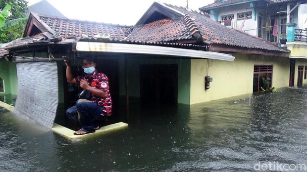 Banjir juga merendam Desa Jati Wetan, Kudus, Jawa Tengah. Banjir yang menggenangi desa tersebut berwarna hitam dan berbau busuk.