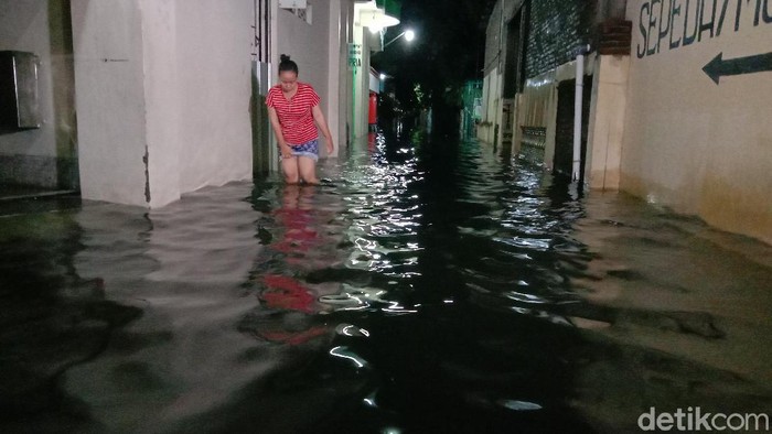 Banjir berwarna hitam dan berbau busuk di Kudus meluas ke jalur Pantura, Sabtu (6/2/2021).