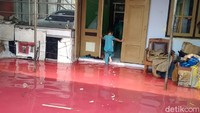 Di sebagian lokasi lainnya, warna merah pada genangan banjir telah pudar setelah hujan kembali turun.