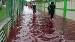 Aneh, Banjir Berwarna Merah Rendam Pekalongan