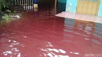Banjir berwarna merah juga merendam salah satu rumah warga di Kelurahan Jenggot, Pekalongan Selatan.