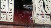 Genangan banjir masuk ke dalam garasi rumah warga.