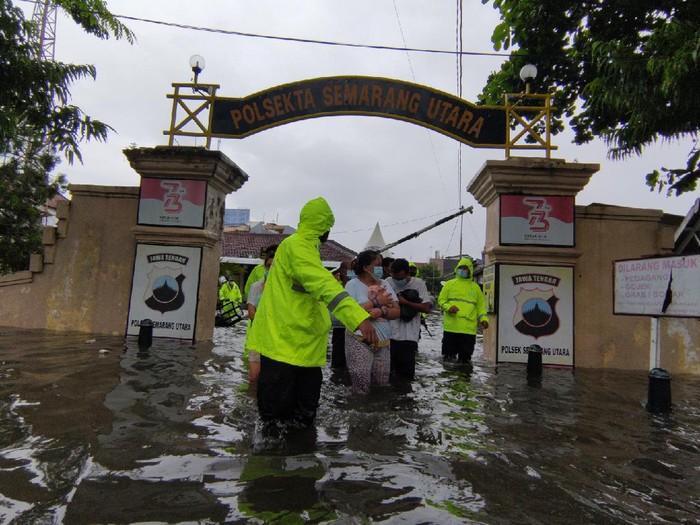 Mapolsek Semarang Utara Terendam Banjir, Tahanan Dievakuasi