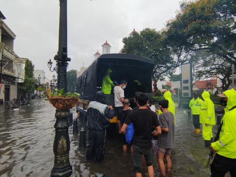 Banjir di Kota Lama, Tahanan Polsek Semarang Utara dievakuasi, Sabtu (6/2/2021).