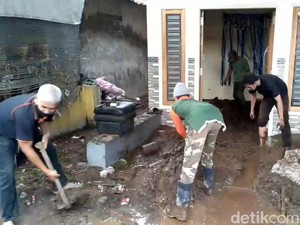 Ratusan Warga Pasuruan Gotong Royong Bersihkan Sampah Banjir Kepulungan