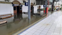 Banjir mengakibatkan perjalanan kereta api terganggu.