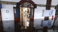 Seluruh bagian Stasiun Tawang Semarang terendam banjir.