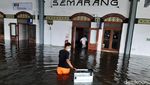 Banjir Juga Rendam Stasiun Tawang Semarang