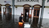 Di salah satu titik ketinggian banjir mancapai paha orang dewasa.