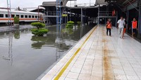 Di Semarang, banjir merendam kawasan Bandara Ahmad Yani, RSI Sultan Agung hingga stasiun kereta api. Akibatnya, Bandara Ahmad Yani pun terpaksa ditutup sementara. Selain itu, beberapa stasiun pun tak beroperasi. Istimewa/Humas PT KAI Daop IV Semarang.