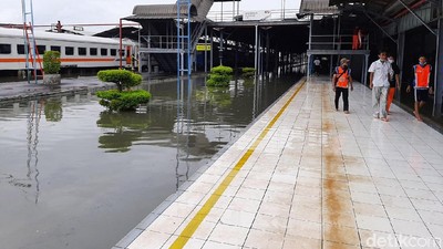 Banjir Juga Rendam Stasiun Tawang Semarang