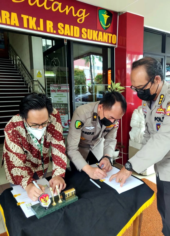 Bank Mandiri Serahkan Mesin Pcr Ke Rs Polri Sukanto