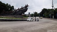 Kondisi lalu lintas di jalan-jalan Boyolali Kota tampak cukup sepi, seperti terlihat di patung kuda simpang lima ini.