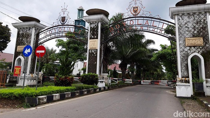 Begini Suasana Boyolali Saat 'Jateng di Rumah Saja' Gerakan 'Jateng di Rumah Saja' telah diterapkan pada akhir pekan ini. Jalanan hingga pasar tradisional di Boyolali pun sepi.