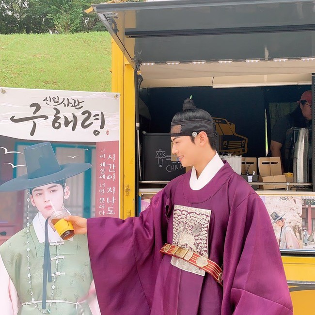 Sebelum membintangi True Beauty, Cha Eun Woo beradu akting dengan Shin Se Kyung di drakor Rookie Historian Goo Hae Ryung. Kali ini, Cha Eun Woo menunjuk lubang hidungnya di foto banner coffee truck dengan sedotan. Foto: Instagram