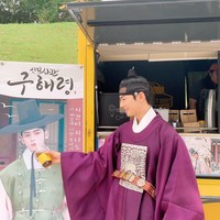 Sebelum membintangi True Beauty, Cha Eun Woo beradu akting dengan Shin Se Kyung di drakor Rookie Historian Goo Hae Ryung. Kali ini, Cha Eun Woo menunjuk lubang hidungnya di foto banner coffee truck dengan sedotan. Foto: Instagram