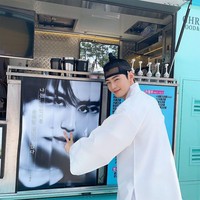 Yugyeom GOT7 menunjukkan perhatian pada Cha Eun Woo dan mengirimkan coffee truck ke lokasi syuting drakor Rookie Historian Goo Hae Ryung. Bukan fotonya yang jadi ‘korban’ kali ini, melainkan lubang hidung sahabatnya. Foto: Instagram