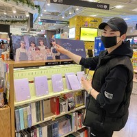 Walau lubang hidungnya nyaris tak terlihat di foto, Cha Eun Woo tak melewatkan kesempatannya. Ia berpose di depan rak album yang memuat foto member ASTRO, saat mempromosikan mini album “One and Only”. Foto: Instagram