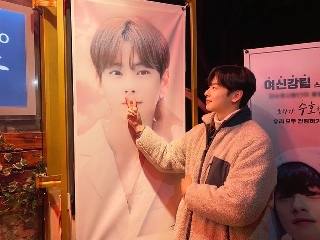 Di mana ada food truck, di situ ada Cha Eun Woo yang pura-pura memasukkan jarinya ke dalam lubang hidung. Foto Cha Eun Woo di banner kali ini berukuran cukup besar dan terparkir di lokasi syuting drama Korea True Beauty. Foto: Instagram