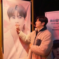 Di mana ada food truck, di situ ada Cha Eun Woo yang pura-pura memasukkan jarinya ke dalam lubang hidung. Foto Cha Eun Woo di banner kali ini berukuran cukup besar dan terparkir di lokasi syuting drama Korea True Beauty. Foto: Instagram