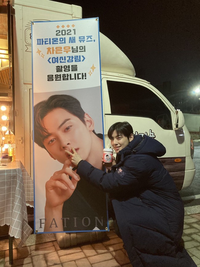 Siapa sangka Cha Eun Woo yang kalem saat memerankan Lee Su Ho di drakor True Beauty aslinya kocak. Saat dikirimkan food truck ke lokasi syuting oleh Fation, merek skincare yang meng-endorse Cha Eun Woo, foto gantengnya jadi sasaran. Foto: Instagram