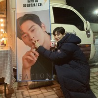 Siapa sangka Cha Eun Woo yang kalem saat memerankan Lee Su Ho di drakor True Beauty aslinya kocak. Saat dikirimkan food truck ke lokasi syuting oleh Fation, merek skincare yang meng-endorse Cha Eun Woo, foto gantengnya jadi sasaran. Foto: Instagram