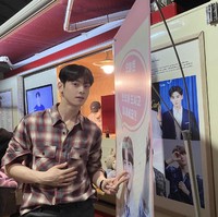 Food truck Cha Eun Woo kembali terparkir di lokasi syuting drama Korea True Beauty. Meski kali ini agak meleset, Cha Eun Woo tetap menunjuk lubang hidungnya yang terpampang di banner. Fotonya ini bahkan diunggah di akun Twitter grup ASTRO. Foto: Instagram